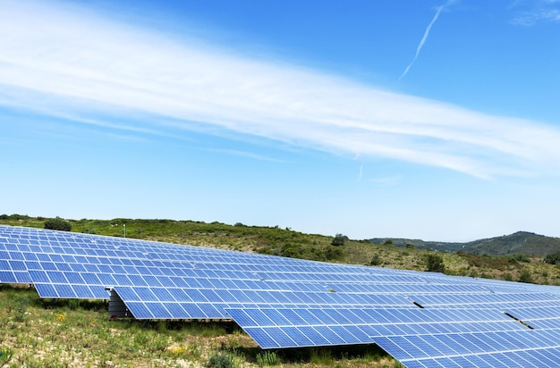 Zonnepanelen met de zonnige hemel Blauwe zonnepanelen