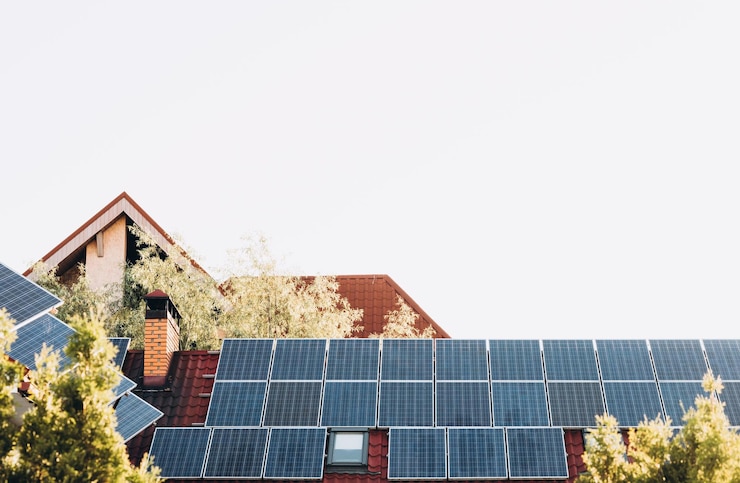 Foto zonnepanelen of fotovoltaïsche elektriciteitscentrale op het dak van een huisschoorsteen op de achtergrond