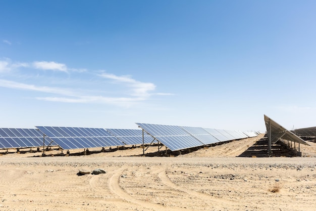 Zonnepanelen op de gobi tegen overvloedige zonneschijn hemel nieuwe energie achtergrond