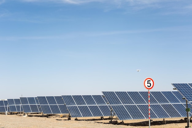 Zonnepanelen op de gobiwoestijn nieuwe energie tegen een blauwe lucht