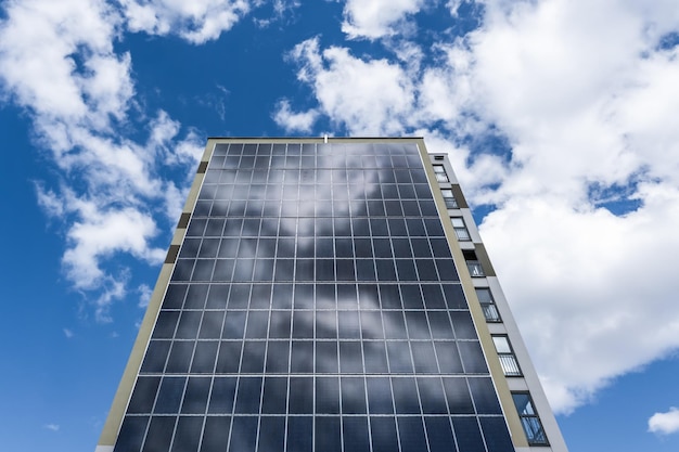 Zonnepanelen op de muur van een gebouw met meerdere verdiepingen Hernieuwbare zonne-energie