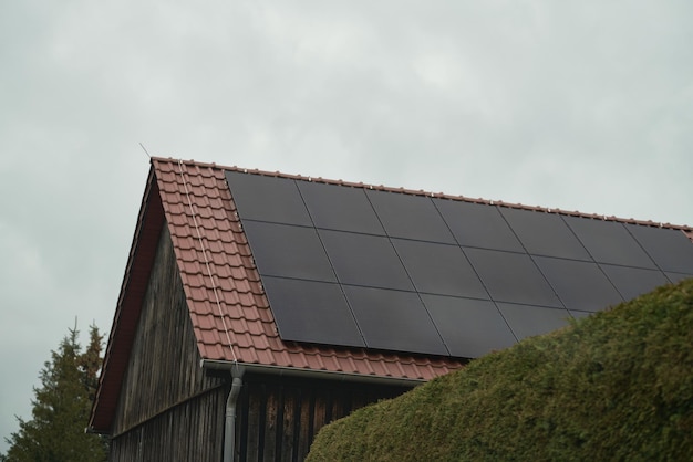 Zonnepanelen op een dak Mooi groot modern huis en zonne-energie Het benutten van schone energie Zonepanelen in een modern huis