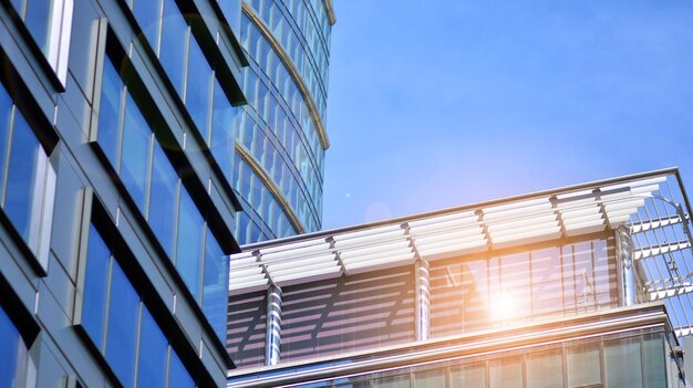 zonnepanelen op een gebouw waar de zon doorheen schijnt.