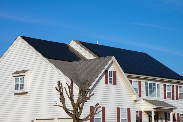 Zonnepanelen op een zadeldak mooi groot modern huis en zonne-energie