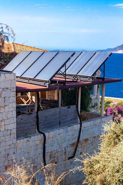 Zonnepanelen op het dak. Goedkope elektriciteit opwekken uit zonne-energie. Verticale foto.