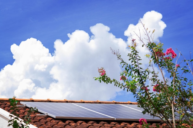 Zonnepanelen op het dak in een zonnige en bewolkte dag