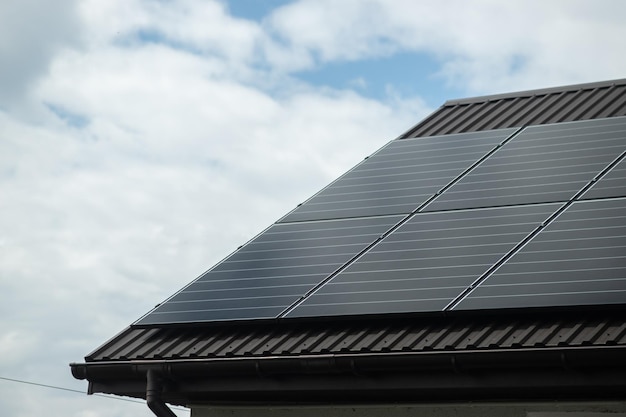 Zonnepanelen op het dak van een huis