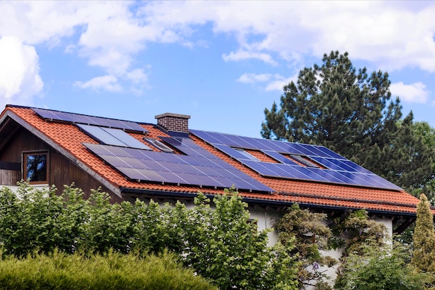 Zonnepanelen op het dak van een privéwoning. Eco-huis op zonne-energie op het dak.