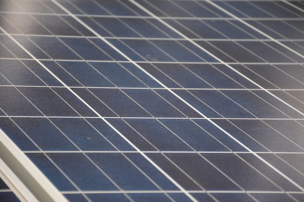 Zonnepanelen op het dak van een tropisch stadshuis vroeg in de ochtend