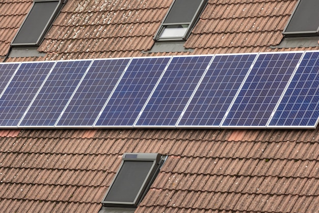 Zonnepanelen op het dak van het alternatieve energie-ecologieconcept van het gezinshuis