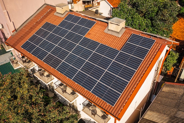 Zonnepanelen op het dak van het huis