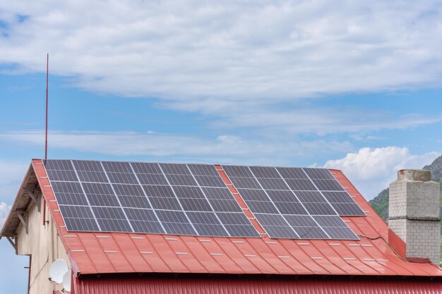 Zonnepanelen op het dak van het huis