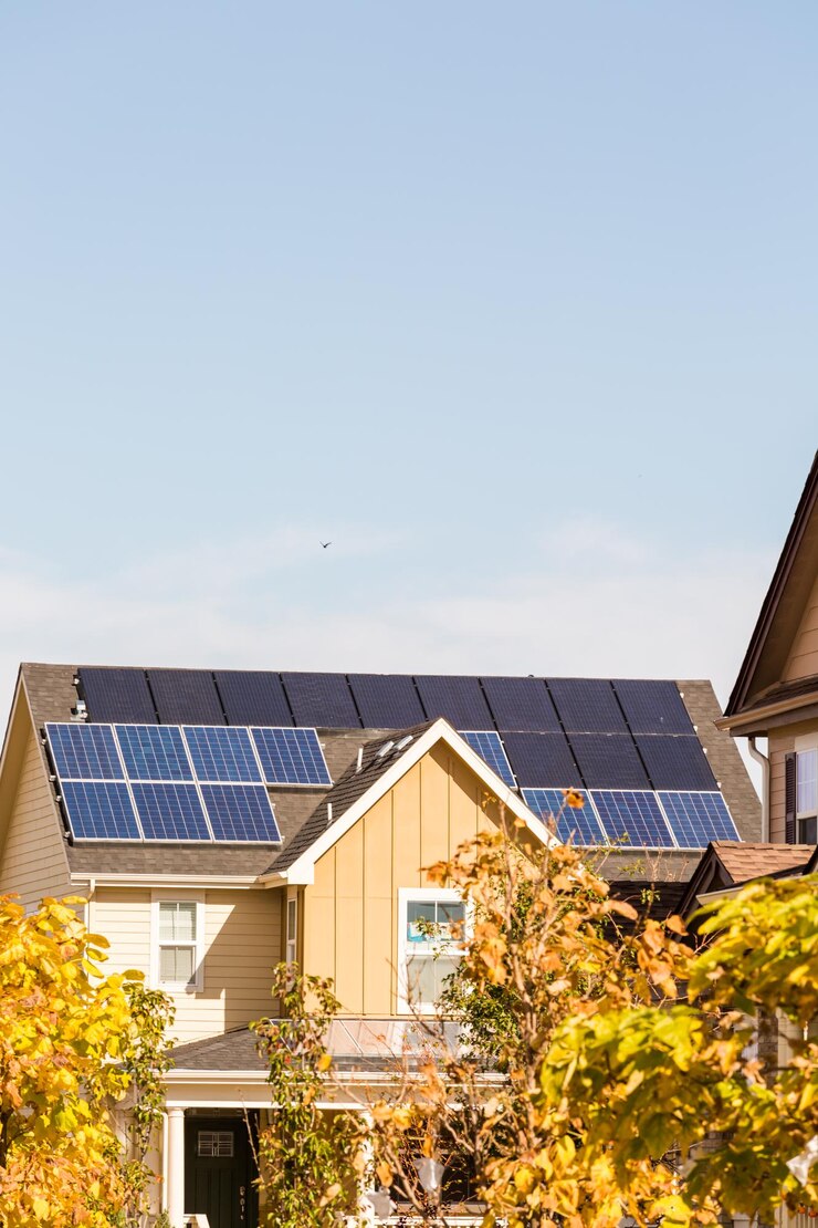Zonnepanelen op het dak van woonhuis.