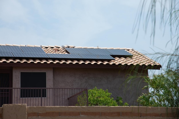 Zonnepanelen op het pannendak stroom moderne elektriciteit