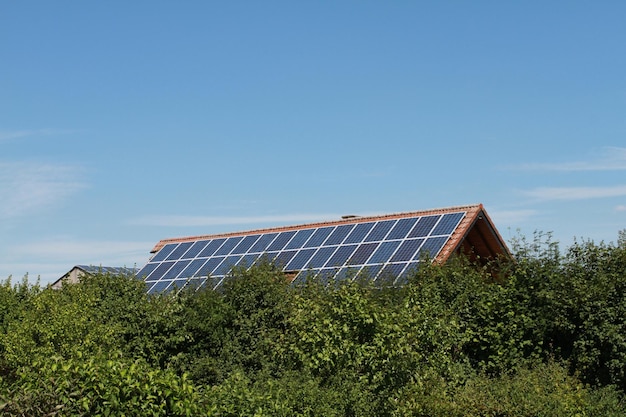 Zonnepanelen op het veld tegen de lucht
