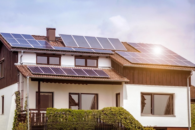 Zonnepanelen op Modern Dakhuis met zonlichtreflectie.