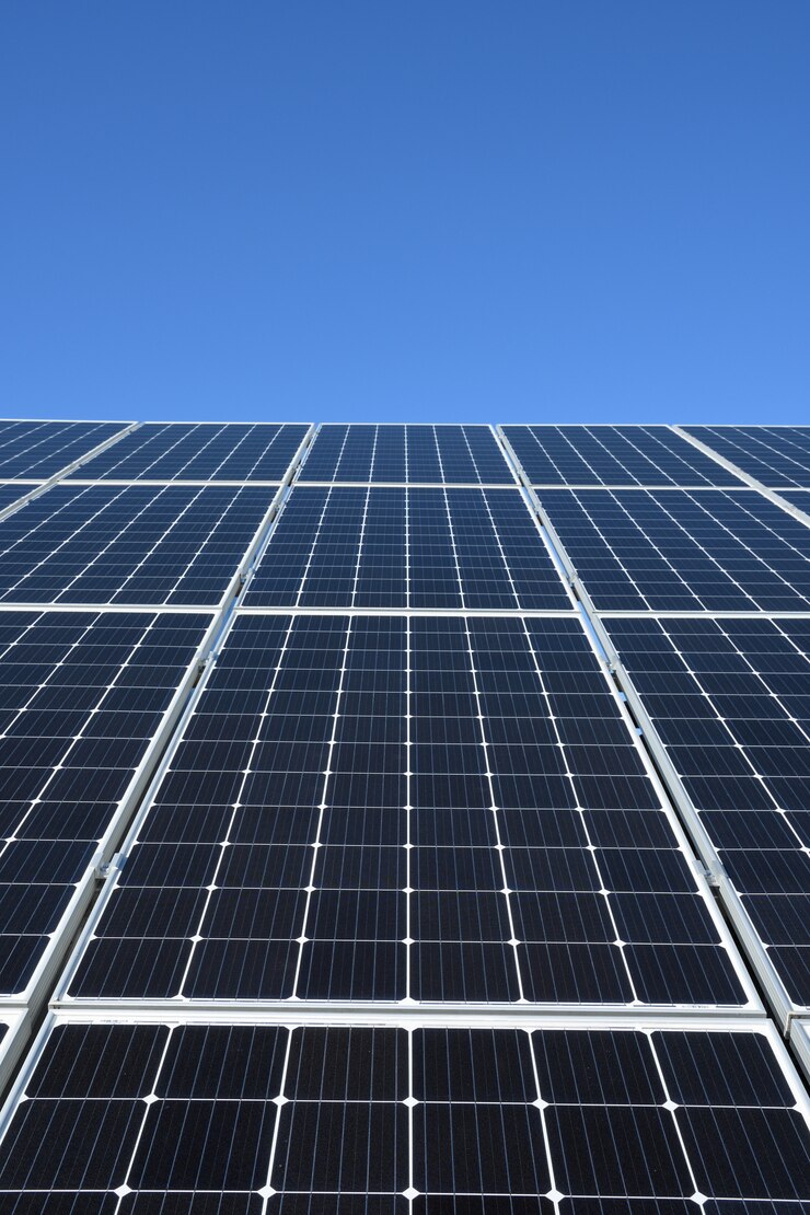 Foto zonnepanelen tegen blauwe hemel. tegen de deep blue sky bij zonweer