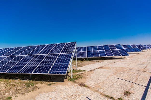 Zonnepanelen Tegen De Diepblauwe Hemel