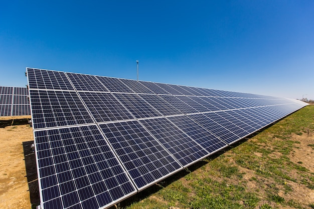 Zonnepanelen Tegen De Diepblauwe Hemel