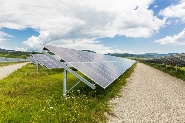 Zonnepanelen tegen de diepblauwe hemel