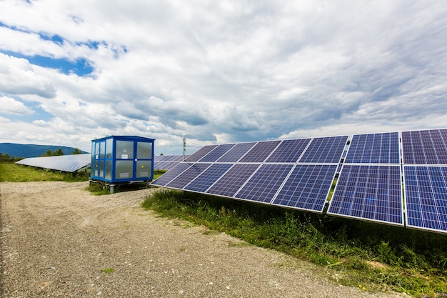 Zonnepanelen tegen de diepblauwe hemel