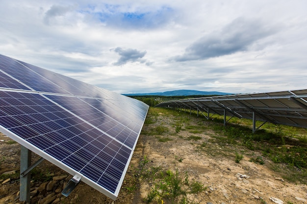 Zonnepanelen Tegen De Diepblauwe Hemel