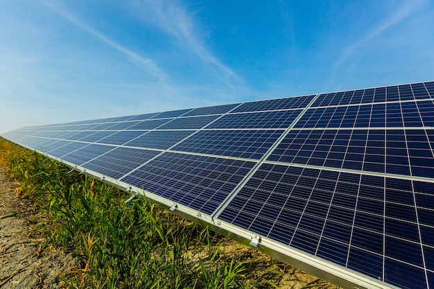 Zonnepanelen Tegen De Diepblauwe Hemel