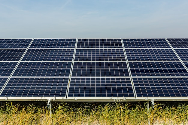 Zonnepanelen tegen de diepblauwe hemel