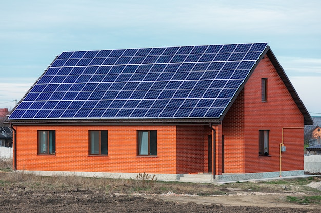 Zonnepanelen tegen de diepblauwe hemel