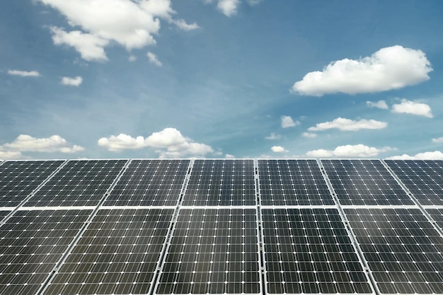 Zonnepanelen tegen de lucht