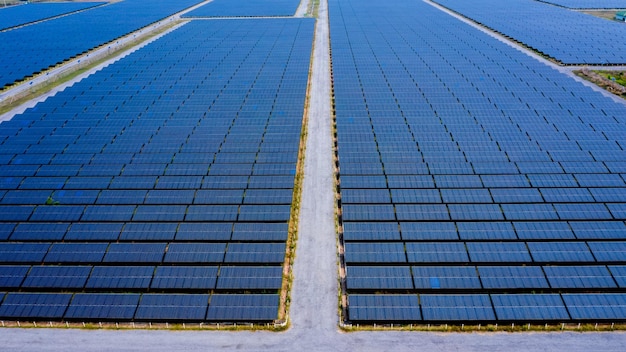 Zonnepanelen van zonneparken in Thailand vanaf de lucht