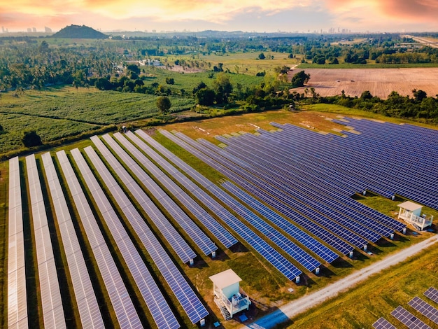 Zonnepanelen zonne-energie op het veld in de zomer luchtbeeld in Thailand Zonnepanel veld