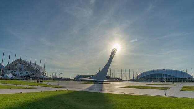 Zonneschijn over het Sochi-park op de warme dag. Sotsji, Rusland.