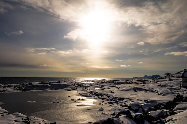 Zonneschijn over het strand op de Lofoten-eilanden