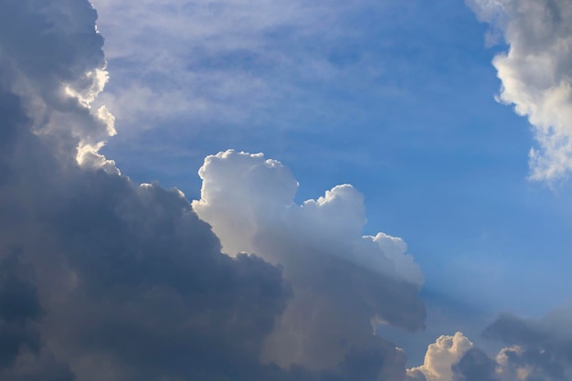 Foto zonnestraal door de nevel op de blauwe lucht kan worden gebruikt als achtergrond en dramatische uitstraling