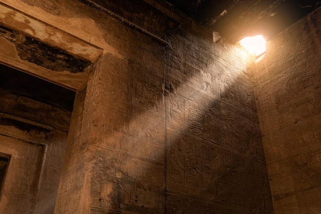 Zonnestraal komt binnen via een bres in een Egyptische tempel