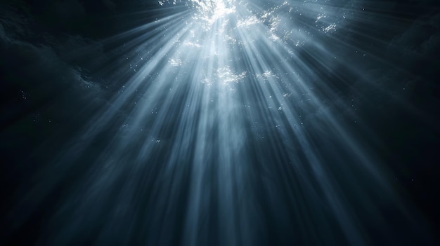 Zonnestralen en licht schijnen door het oppervlak van de oceaan gezien van onder water op een zwarte achtergrond