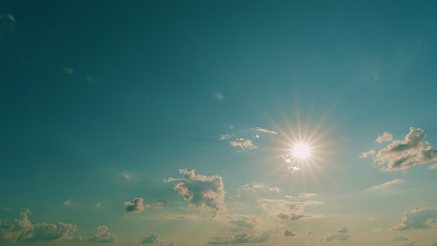 Zonnestralen met nevel op blauwe wolken met zonlicht op de achtergrond en een dramatische uitstraling