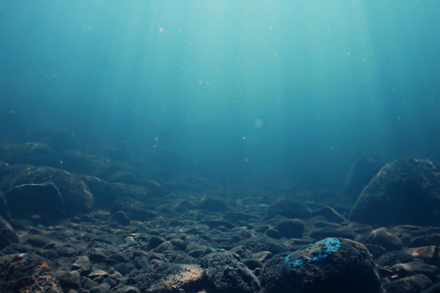 zonnestralen onder water blauwe oceaanachtergrond, abstract zonlicht in waterbehang