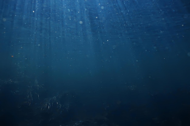 zonnestralen onder water blauwe oceaanachtergrond, abstract zonlicht in waterbehang