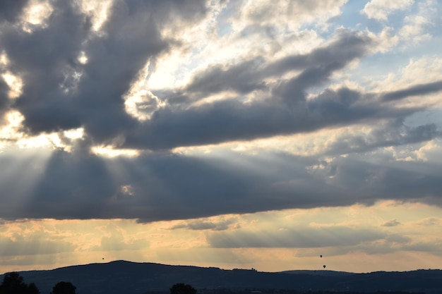 Zonnestralen op het landschap