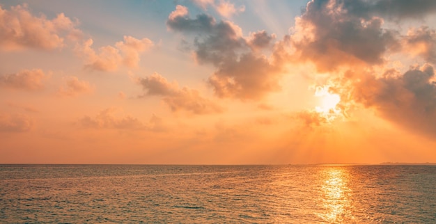 Zonnestralen romantisch paradijselijk eilandlandschap geweldige strandavond Positieve energie en gedachten