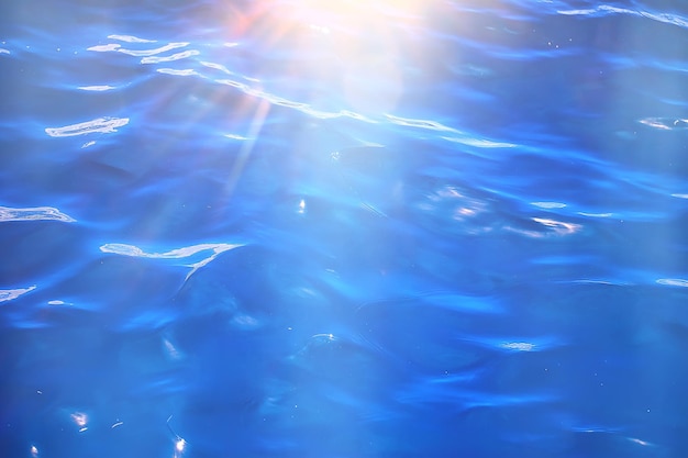 zonnestralen scuba reef / blauwe zee, abstracte achtergrond, zonnige dag, stralen in water