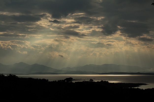 Zonnestralen tijdens zonsopgang boven de moutain