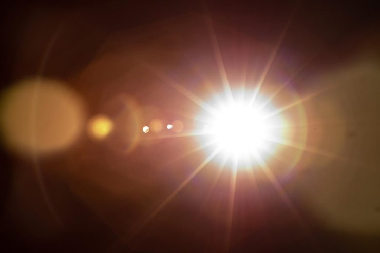 Foto zonnestraling op de zwarte achtergrond
