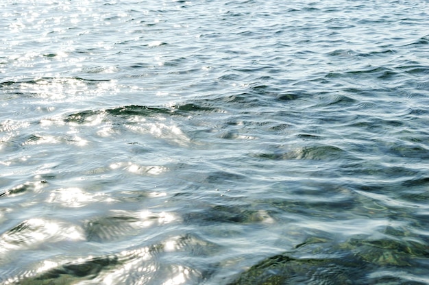 Foto zonnestraling op het zeeoppervlak