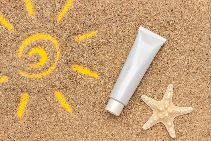 Zonneteken op zand, zeester en witte buis zonnescherm, close-up wordt getrokken die. Sjabloonmodel voor uw ontwerp. Creatief bovenaanzicht