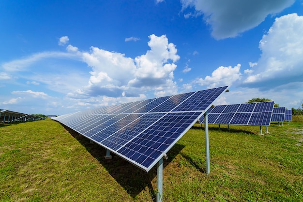 Zonneveld van panelen voor het maken van groene stroom Milieufotovoltaïsche elektrische technologie