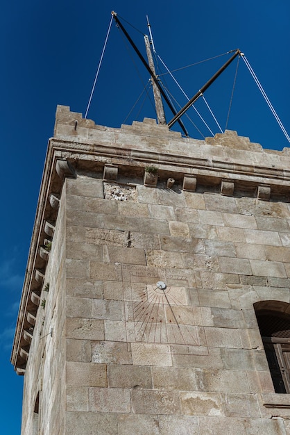 Zonnewijzer op de vestingmuur van Montjuic