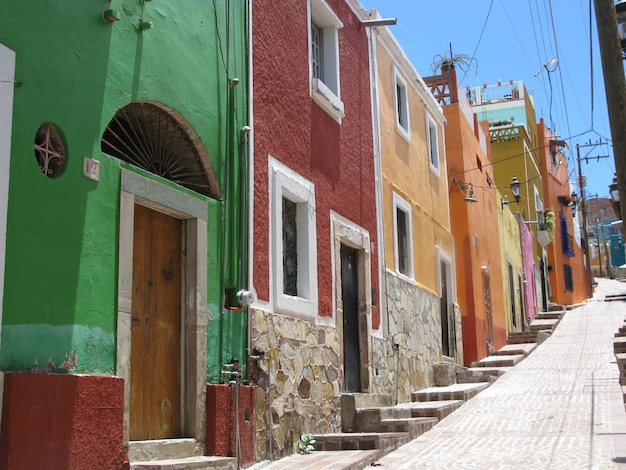 Zonnig landschap van een stadsstraat in de buurt van kleurrijke huizen in Guanajuato, Mexico